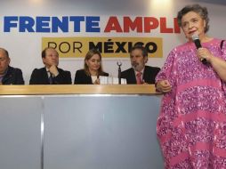 Beatriz Paredes llegó acompañada de Rubén Moreira. SUN