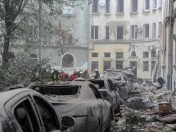 El ataque destruyó el tejado y las dos plantas superiores de un edificio. AP