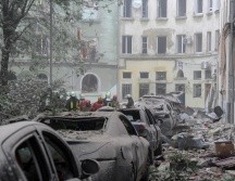 El ataque destruyó el tejado y las dos plantas superiores de un edificio. AP