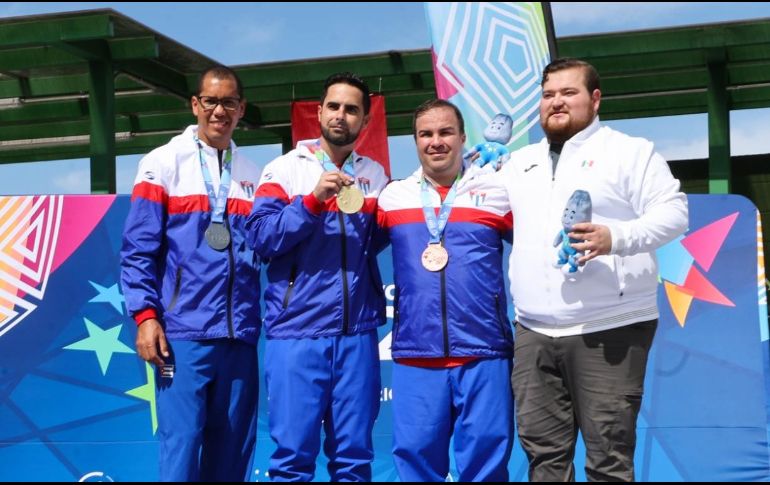 Fidencio González decidió darle la presea a Leuris Pupo para reconocerle su merecido tercer lugar. TWITTER / @SSalvador2023