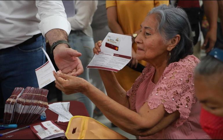 Los pensionados recibirán 6 mil pesos bimestrales en 2024. ESPECIAL