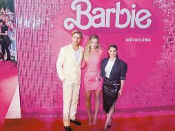 Ryan Gosling y Margot Robbie posan a su paso por la alfombra rosa en México. CORTESÍA
