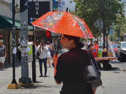 Una mujer se protege del sol con una sombrilla el 25 de junio de 2023 en la ciudad de Monterrey. EFE/ A. Chantaka