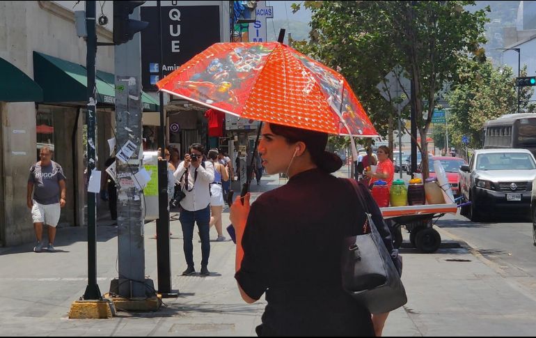 Una mujer se protege del sol con una sombrilla el 25 de junio de 2023 en la ciudad de Monterrey. EFE/ A. Chantaka