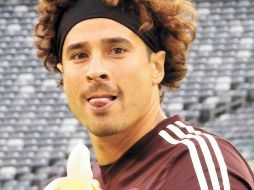 Dentro de la preciada colección de Ramiro, se encuentran los guantes e indumentaria de Ochoa en la temporada 2005 con el Club América, y los guantes con los que derrotó a Estados Unidos en 2009. SUN / ARCHIVO