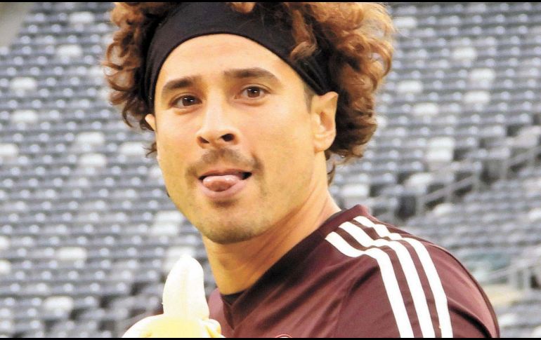 Dentro de la preciada colección de Ramiro, se encuentran los guantes e indumentaria de Ochoa en la temporada 2005 con el Club América, y los guantes con los que derrotó a Estados Unidos en 2009. SUN / ARCHIVO