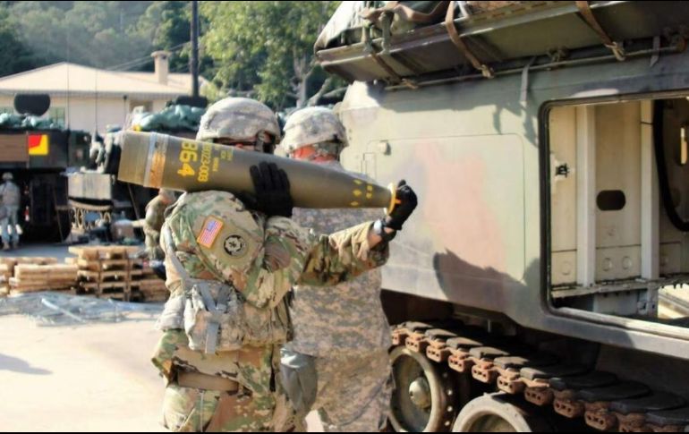 Las bombas de racimo consisten en un contenedor que se abre en el aire y dispersa una gran cantidad de submuniciones. ESPECIAL