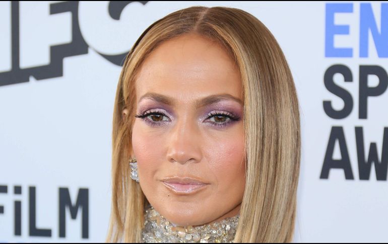 Jennifer López comparte fotografías y videos en los que luce los outfits más elegantes y ostenta lo estilizado de su cuerpo. AFP / ARCHIVO