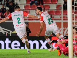 Fabricio Formiliano y Alan Montes destejan el gol que dio a Necaxa su segundo empate en el torneo. IMAGO7/P. Ramírez