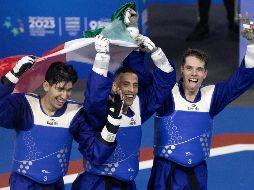 José Nava, Carlos Navarro e Iker Casas de México celebran al ganar la medalla de oro en taekwondo team kyorugui masculino. EFE/O. Barría