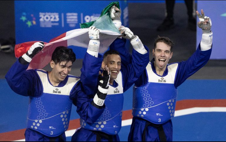 José Nava, Carlos Navarro e Iker Casas de México celebran al ganar la medalla de oro en taekwondo team kyorugui masculino. EFE/O. Barría