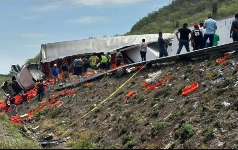 El tráiler se volcó en una curva, pues al parecer le ganó el peso. SUN
