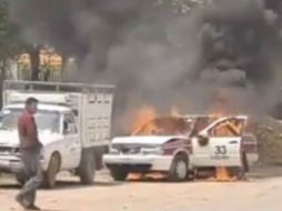 Prendieron fuego al taxi con el chofer adentro. SUN