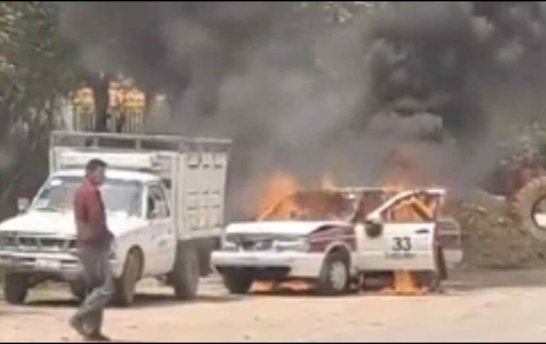 Prendieron fuego al taxi con el chofer adentro. SUN