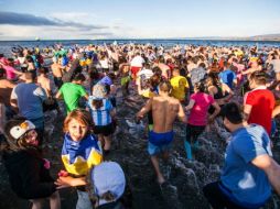 Ancianos, niños y adultos se metieron a las gélidas aguas. ESPECIAL