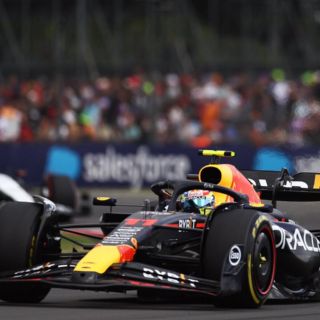 Checo Pérez remonta y termina sexto en Gran Bretaña; Verstappen, el ganador