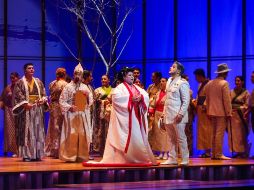 La escenografía minimalista, pero al mismo tiempo tan detallada por la iluminación y los elementos que la componen, envuelven de inmediato a la audiencia. CORTESÍA