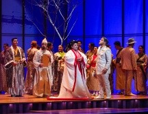 La escenografía minimalista, pero al mismo tiempo tan detallada por la iluminación y los elementos que la componen, envuelven de inmediato a la audiencia. CORTESÍA