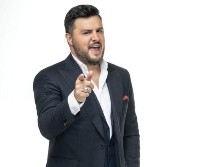 El también comediante Paul Stanley, era hasta el momento el líder del equipo Cielo. ESPECIAL