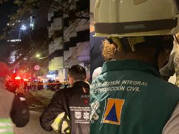 En el lugar, los huéspedes tuvieron que subir al techo del hotel para resguardarse y luego fueron evacuados a través de un inmueble colindante. TWITTER / @SGIRPC_CDMX