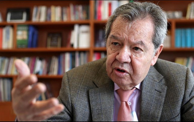 En el salón Tesorería de Palacio Nacional se proyectó el rostro de Porfirio Muñoz Ledo con un fondo y moño negro. SUN / ARCHIVO