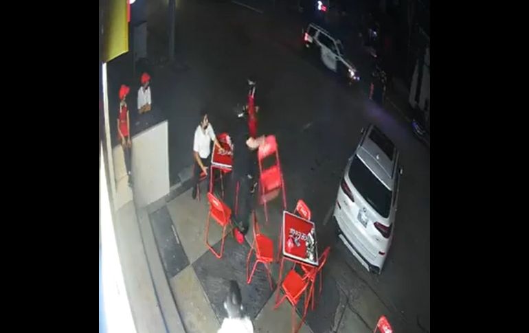 Hombre agrede a empleado de una taquería.  Captura/@porktendencia