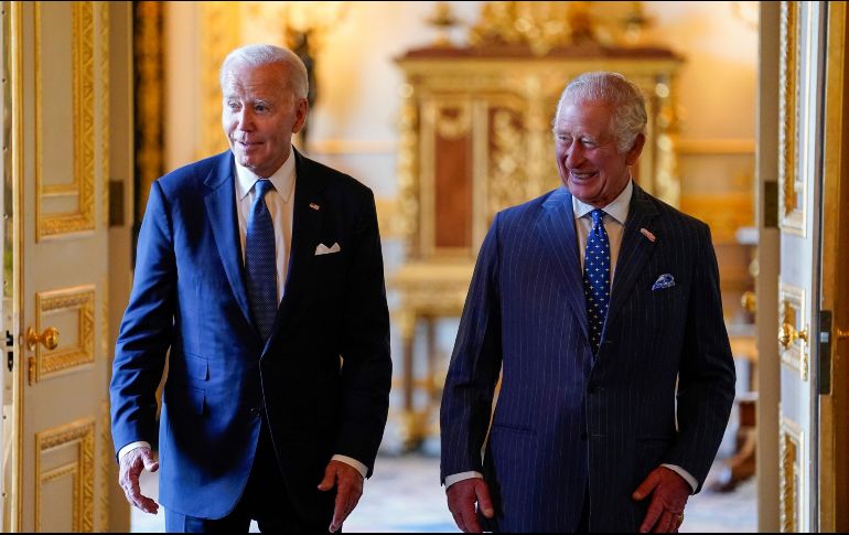 El presidente Joe Biden y el rey Carlos III se aseguraron de mostrar su amistad y calidez durante la ceremonia. AP/ A. Matthews