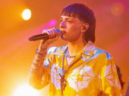 El intérprete de “La Bebé” le ofreció su ayuda al fan para que lograra levantarse y darle un abrazo. INSTAGRAM/@pesopluma