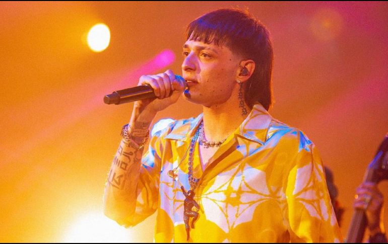 El intérprete de “La Bebé” le ofreció su ayuda al fan para que lograra levantarse y darle un abrazo. INSTAGRAM/@pesopluma