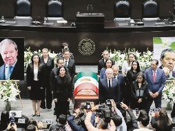 Representantes de cada grupo parlamentario y familiares hicieron guardia durante la ceremonia. EL UNIVERSAL