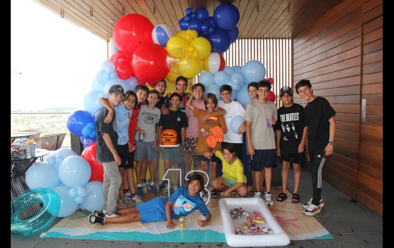 David Ibarra junto a sus invitados. GENTE BIEN JALISCO/ Esmeralda Escamilla