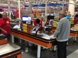 Con la tarjeta INAPAM se puede acceder a descuentos en supermercados. NTX/ARCHIVO