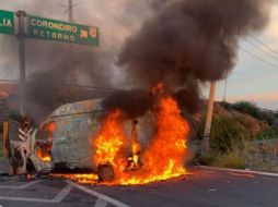 Presuntos criminales quemaron vehículos en la carretera. SUN