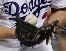 Las Ligas Mayores buscan la manera de conservar las costuras características de las pelotas de beisbol. AP/Archivo