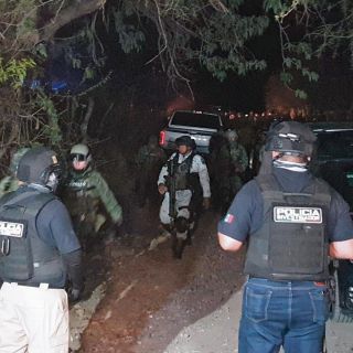 Fallecen tres policías tras ataque con explosivos en Tlajomulco