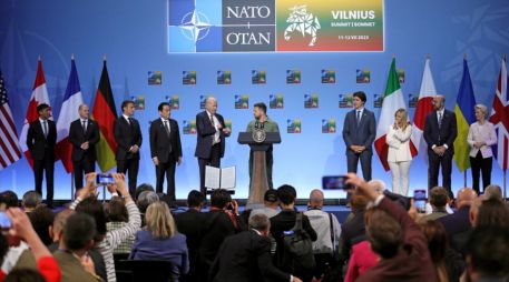 El presidente ucraniano, en el centro, rodeado de los mandatarios del G7, la Comisión Europea y el Consejo Europeo. EFE/ T. Ireland