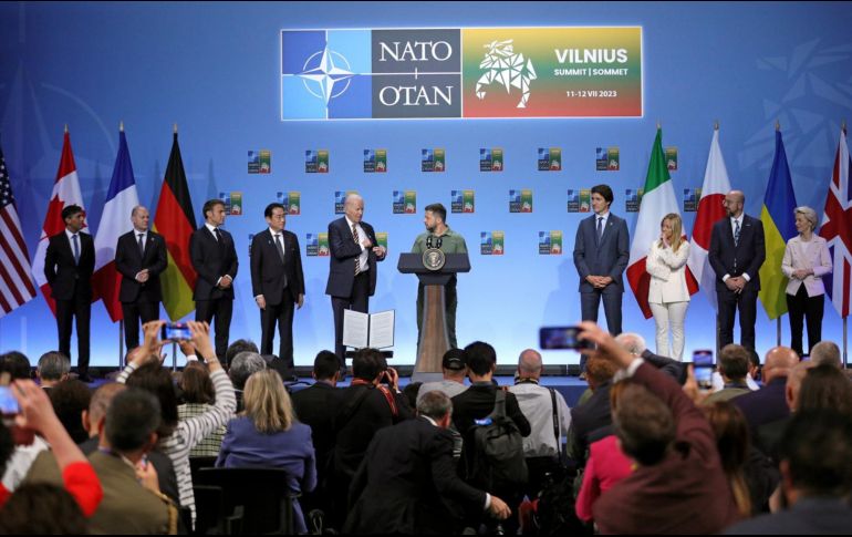 El presidente ucraniano, en el centro, rodeado de los mandatarios del G7, la Comisión Europea y el Consejo Europeo. EFE/ T. Ireland