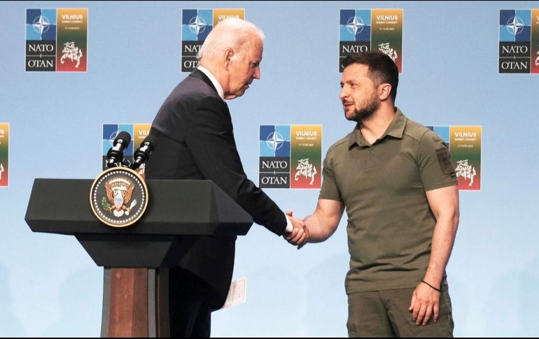 El presidente de EU, Joe Biden (izquierda), y el presidente de Ucrania, Volodímir Zelenski, se saludan este miércoles en Vilna. EFE/ V. Kalnin