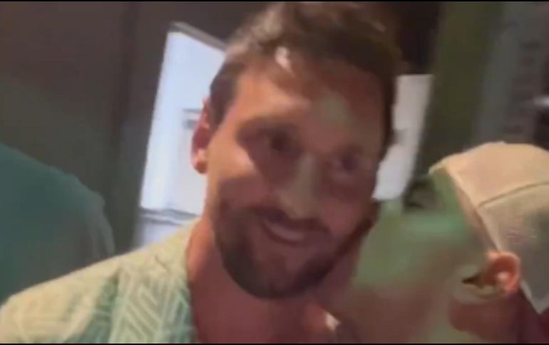 El momento se hizo viral y en videos que se puede ver a Messi sonriendo ante lo ocurrido. ESPECIAL