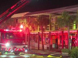 Los bomberos no pudieron rescatarlos, ya que el edificio estaba envuelto en llamas. ESPECIAL