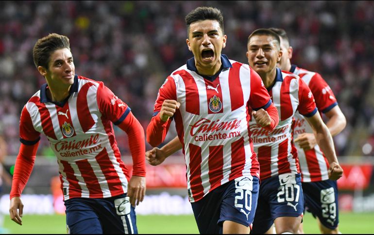 Chivas doblegó en casa al Necaxa y continúa como líder del torneo. IMAGO7
