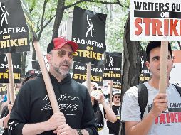 El actor Jason Sudeikis (de gorra roja), quien da vida a “Ted Lasso”, se unió a los miembros del Sindicato de Escritores de Estados Unidos y del Sindicato de Actores de Pantalla, en una manifestación en Nueva York. AFP