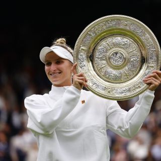 Vondrousova se convierte en la primera mujer en la historia con la menor clasificación que gana Wimbledon