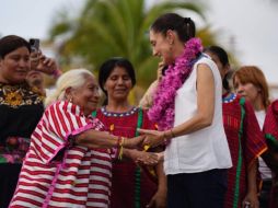 Claudia Sheinbaum fue recibida por las comunidades indígenas.