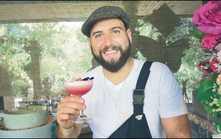 Alex Durán. El embajador y experto en la marca de ginebra posa orgulloso con un Clover Club. EL INFORMADOR/F. González