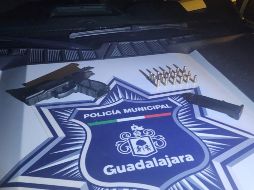 Al realizar una inspección a su vehículo, los policías encontraron un arma de fuego calibre .380 con 18 cartuchos. CORTESÍA / Policía GDL
