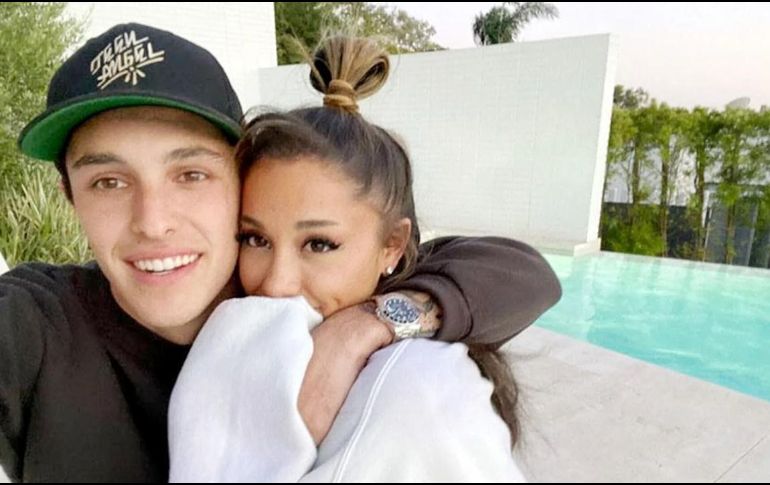 Ariana Grande junto a su esposo, Dalton Gomez. ESPECIAL/Instagram