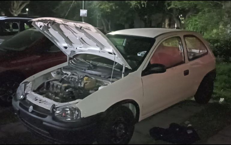 Tras verificar las placas del vehículo, los oficiales descubrieron que tenía reporte de robo del 15 de julio en la Colonia Villas de Guadalupe, en el Municipio de Zapopan. ESPECIAL / Policía de Guadalajara