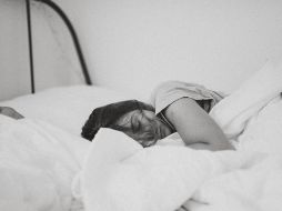Conoce la mejor posición para dormir. ESPECIAL/Photo by Kinga Howard on Unsplash.