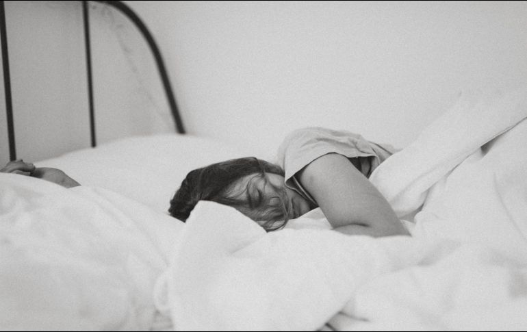 Conoce la mejor posición para dormir. ESPECIAL/Photo by Kinga Howard on Unsplash.